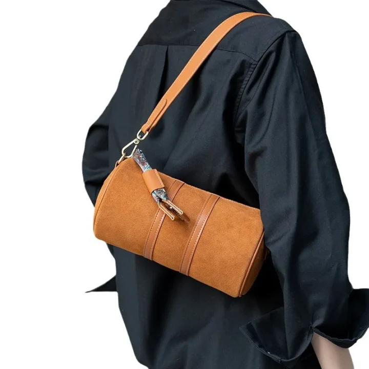Bolsa de Couro Cilíndrica - Image 4