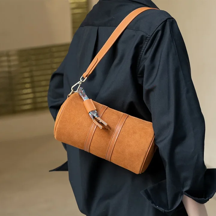 Bolsa de Couro Cilíndrica - Image 2